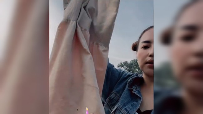 Mpok Alpa menunjukan celana dalam misterius. [Instagram/@carlota.update]